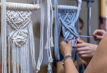  Proyectos de macramé para colgar en la pared hechos a mano colgados, en un taller de manualidades.