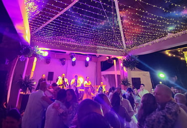 tarima con orquesta de musica en vivo animando baile en boquete