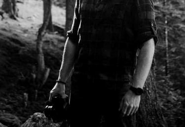 Homme debout dans une forêt.