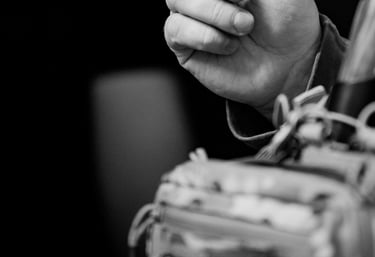 žmogus laikantis kulką