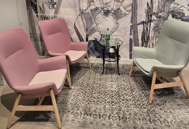 Wnętrze gabinetu Marty Krężołek. Pastelowe, łagodne barwy oraz trzy wygodne fotele przy terapii par