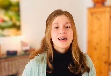 ein singendes Mädchen in einem hellen Raum
