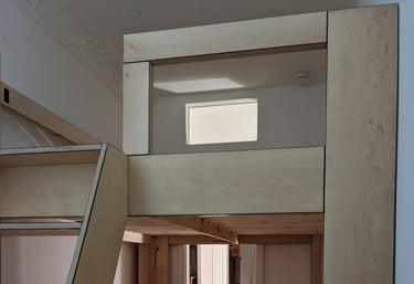 Hochbett mit Möbelbauten für einen Musikproduzenten, zzgl. Trockenbauwand