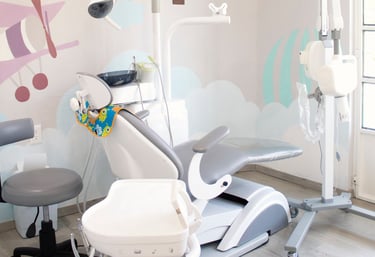 Consultorio dental infantil en Sonrilandia Tepic, con sillón moderno y decoración amigable para niño