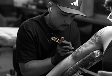 Victor Losni tatuador especializado em realismo preto e branco