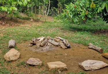 Fogueira ritualística central da Casa Cura em Itacaré, Bahia. Espaço sagrado de vivências e rituais 