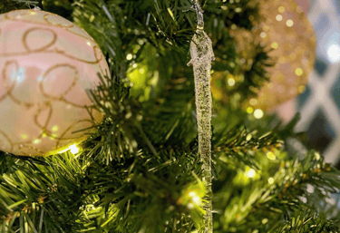 árvore de natal com cristal de gelo e bolinha branca