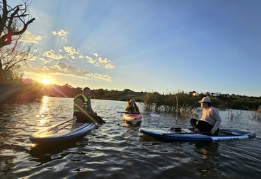 Grupo de personas difrutando la experiencia de un atardecer en la Presa de la Vega