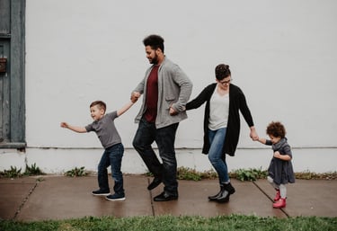 papa maman et les enfants se tiennent par la main