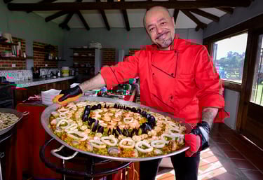 Paella a domicilio en bogotá, paella para eventos, paellas cerca de mí. Paella show en vivo