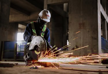 seorang pria mengenakan helm dan sedang metotong baja,jasa photography jakarta