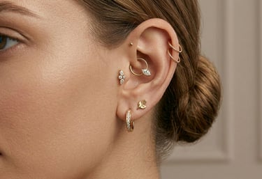 אוזן מעוצבת בסגנון יוקרתי עם עגילי חישוק מזהב, פירסינג דאית' ועגילים בצורת עלים