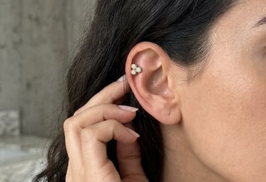 עגיל פלאט בק יוקרתי מזהב משובץ שלושה יהלומים בעיצוב אשכול, מתאים להליקס או קונץ