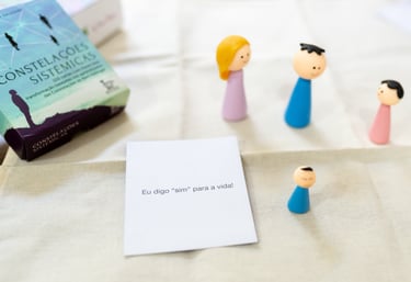 Bonecos de madeira representando uma dinâmica de constelação familiar individual