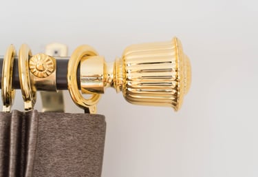 Pendurar cortinados, colocar varões e calhas para cortinados