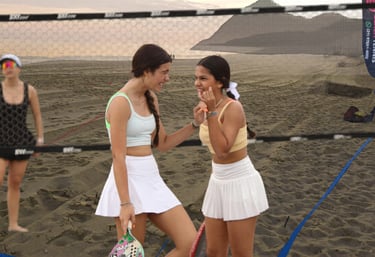 Detalhe de raquete de beach tennis e bola sendo preparada para o jogo em aula para iniciantes.