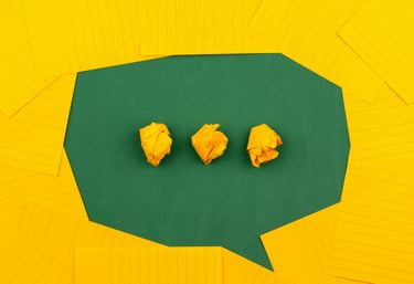 globo de texto verde con puntos suspensivos y fondo amarillo