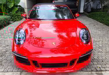 Brillo tipo espejo logrado con corrección de pintura y recubrimiento cerámico profesional en Guadalajara.