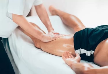 Masoterapeuta profesional realizando un masaje de descarga muscular