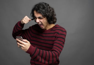 Hombre batallando con su celular