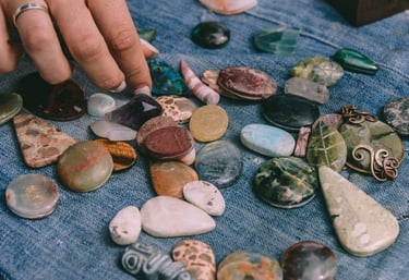 Una persona selecciona piedras semipreciosas pulidas y cristales de sanación