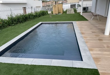 Piscine en pierre avec plage en bois réalisé par EGPR