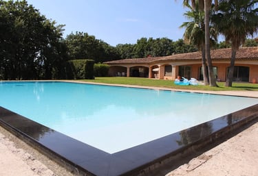 Construction de piscine à débordement rectangulaire en pierre dans le Var par EGPR