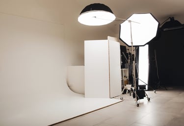 Coccinelle photo - Professional photography studio with backdrops, softbox lighting, and reflectors.