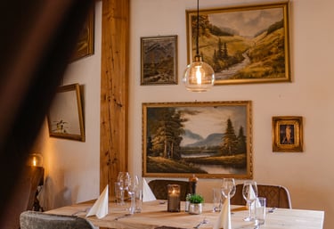 Ein einladender, rustikaler Restaurant-Dining-Bereich im Hotel mit einem gedeckten Holztisch
