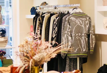 Boutique de ropa en Chamberí Madrid con prendas seleccionadas