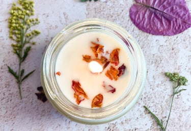 Vela de masajes sobre unas flores secas