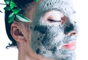 mujer con mascarilla facial