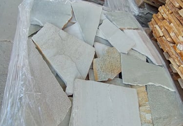 pedra carranca caco verde no palete direto da pedreira jazida própria melhor preço. parede e piso