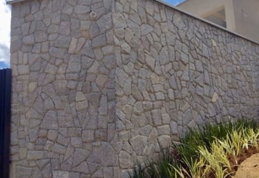 pedra miracema cinza caco almofadado para parede interna e externa. rústico elegante. linda.