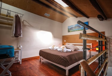 Vista completa camera da letto con finestra sul tetto
