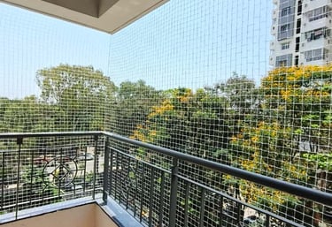 Before and after images showing a balcony free of pigeons thanks to installed nets.