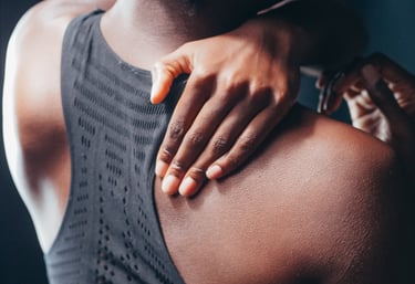 Close‑up of shoulder pain in clinical setting showing pain management treatment and patient car