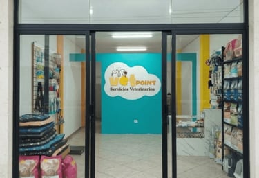 Fachada moderna de VetPoint Servicios Veterinarios con suministros para mascotas.