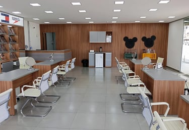 Ambiente moderno e acolhedor em ótica