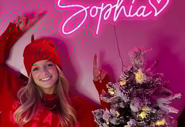 Neon-Schriftzug Sophia in Pink als Wanddekoration