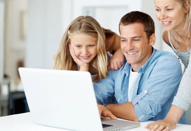 Famille heureuse qui réserve son essai gratuit chez La Vie Sans Crotte