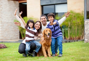 Famille satisfaite du confort procurer par notre service canin de nettoyage.