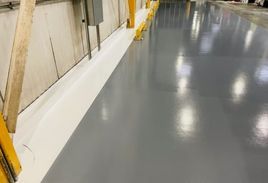 Marcaje realizate pe pardoseli epoxidice pentru un mediu de lucru ordonat și curat.