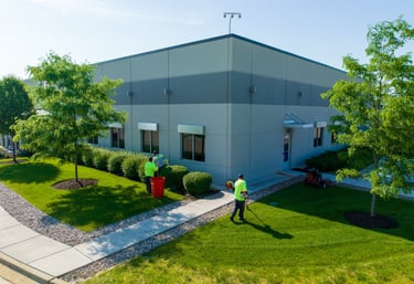 Servicii profesionale de igienizare și curățenie exterioară pentru platforme industriale și depozite.