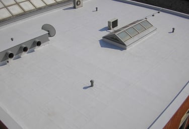 Aplicare membrană bituminoasă și soluții de hidroizolare lichidă pentru acoperișuri plate și terase.