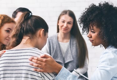 Grupo diverso de pessoas apoiando uma mulher