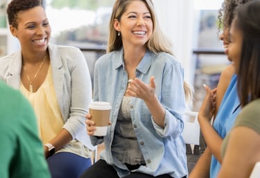 Grupo diverso de mulheres reunidas e sorrindo