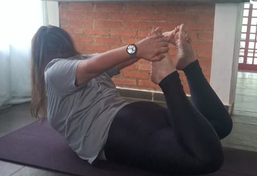 Prática de Yogaterapia para relaxamento no Recanto Clara em Barão Geraldo. Sessão focada em descanso