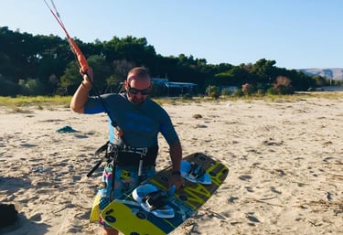 Antonio, l'istruttore di kitesurf della scuola Banzai Wave Academy che si appresta ad uscire in mare