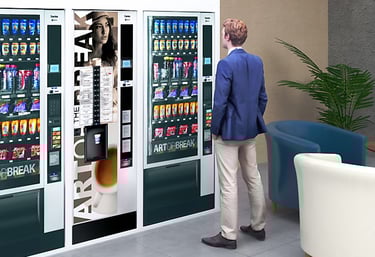 un homme en costume qui regarde un mur de distributeurs de boissons pour acheter une boisson